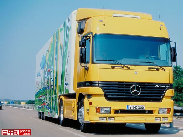Mercedes-Benz-heavy-duty-truck-pictures-1.jpg